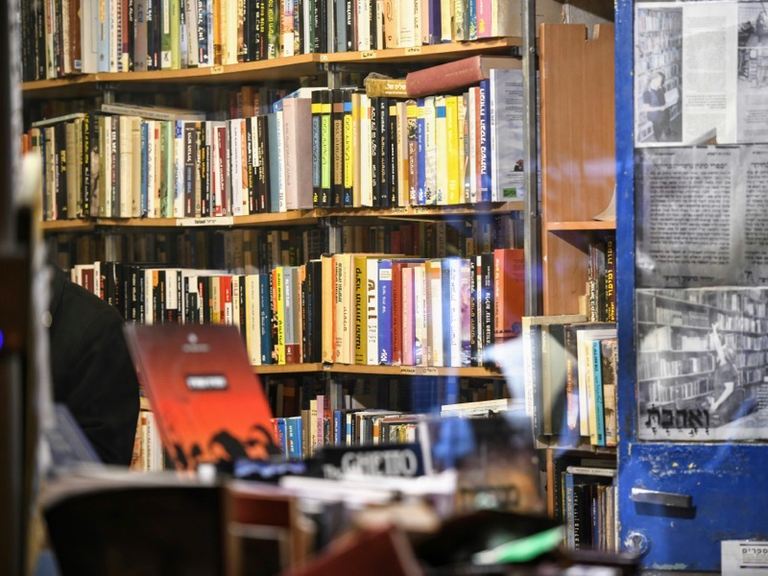 Lexington, Kentucky, USA (JosephBeth Booksellers) Silent Book Club